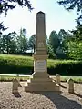 Le monument aux morts sur une place face au pont médiéval (juin&nbsp;2009)