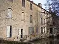Depuis le pont de la Bassanne : à gauche trois fenêtres du presbytère, à droite façade sud du monastère (déc.&nbsp;2009)