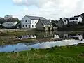 Le pont du fond de la ria du Goyen et le moulin à marée.