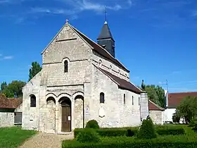 L'église romane Saint Lucien de Sarron, de la fin du XIIe&nbsp;siècle, conservant une belle unicité de style.