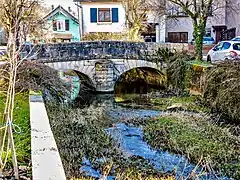 Pont à deux arches sur le Bief.