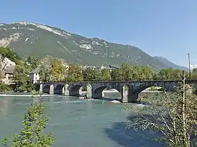 Vu du pont et de Montmélian en arrière-plan.