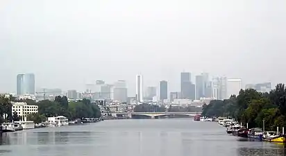 Vue de la Défense depuis la passerelle côté Saint-Cloud.