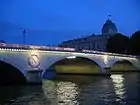 De nuit, vue de l'aval.