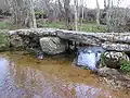 Pont de César au Mas, vieux pont pour piétons fait de grosses pierres de granite.