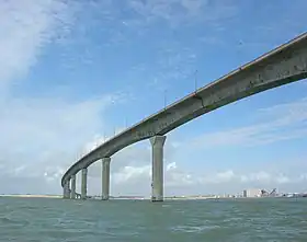 Pont de l'île de Ré. En arrière-plan, le port de la Pallice.