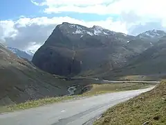Plus bas le pont de la Neige (2&nbsp;528&nbsp;m).