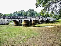 Pont sur le Salon.