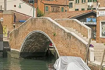 Ponte Sartorio, qui signe la limite avec le rio de l'Avogaria et qui relie le campiello Sartorio et le Fondamenta Ognissanti. La famille du célèbre médecin Sartorio, aujourd'hui éteinte, vint au XVIIe&nbsp;siècle de Capodistria et fut faite patricienne en 1658