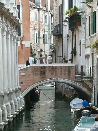 le ponte dei Miracoli, reliant campo et église homonyme à la calle Boldù