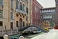 Ponte dei Tabacchi o delle Burchielle reliant les deux fondamente qui le longent