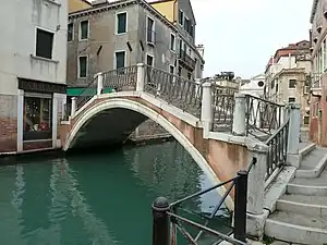 le Ponte Sant'Antonin marque la limite avec le rio de Sant'Antonin et relie la salizada éponyme et la Salizada dei Greci