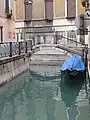 Ponte dei Callegheri ou Caotorta reliant la Calle Caotorta au Ramo dei Callegheri