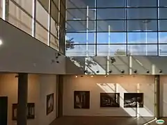 Intérieur de la salle des expositions.
