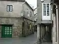 Extrémité ouest de la rue avec arcades