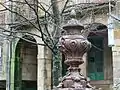 Partie supérieure de la fontaine en fonte.