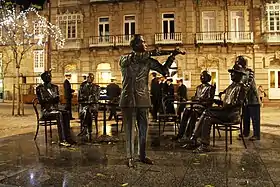 Monument à la Tertulia devant le Café