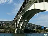 Arche en béton du pont.