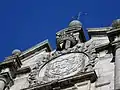 Blason de l'Espagne en haut de la façade