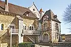 Le bâtiment des convers des XIIe et XVIIe siècles.