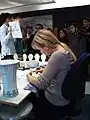 Peintre de Delft au travail sur objet