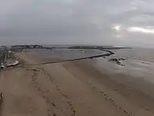 La partie orientale de la plage des Libraires et les aménagements portuaires de Pornichet en hiver.