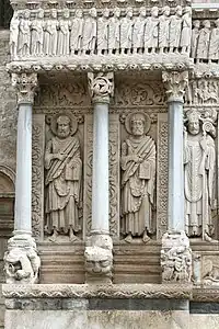 Portail de la cathédrale, avec de gauche à droite : saint Barthélemy, saint Jacques le Majeur et saint Trophime.