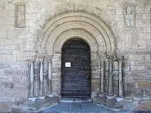 Le portail roman.