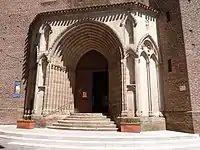 Le grandiose portail occidental, symbole de la reconstruction du XIVe&nbsp;siècle.