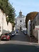 Vue d'une rue en pente.