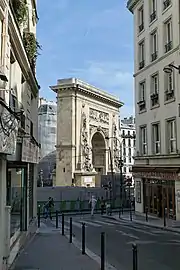 Côté sud-ouest vu depuis la rue de Cléry.