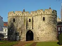 la porte de Paris ;