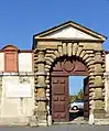 Portail de l'hôtel de Ferrare, d'ordre toscan à deux colonnes, avec un bossage rustique, à Fontainebleau.