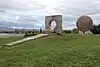Porte_du_soleil_sculpture_sur_l'autoroute_A7