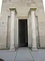 Porte entrouverte.