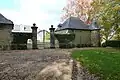 Les portes et pavillons d'entrée.