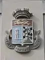 Blason de Portets au fronton d'une école (mai&nbsp;2009)