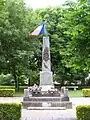 Le monument aux morts près de l'église (mai&nbsp;2009)