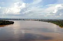 Vue aérienne de la rivière en amont de Porto Velho que l'on aperçoit dans le fond. La ville se trouve à moins de 5&nbsp;km en aval des rapides de Teotônio où doit être construite la mégacentrale hydroélectrique de Santo Antonio. La Madeira est ici large de plus de 1300 mètres.