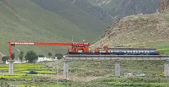 Pose d'un tablier de viaduc lors de la construction, permettant la connectivité écologique, et ainsi de laisser passer les antilopes et de minimiser l'empreinte au sol.