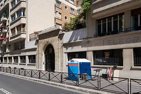 Nos&nbsp;11-19 : ancien bureau de poste.