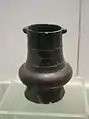 Pot, terre cuite noire, pâte fine tournée, poignée tubulaire. H. 15 cm. Musée de Nanjing, province du Jiangsu.