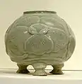 Petit pot tripode, en grès gris à couverte céladon, décor découpé et gravé, de Yaozhou dans la province du Shaanxi, daté de la fin du Xe&nbsp;siècle.