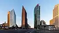 De gauche à droite : Atrium Tower (de), Kollhoff-Tower, BahnTower et Beisheim Center.