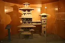 Terre cuite funéraire d'époque Han représentant une maquette de tours d'habitation reliées par un pont