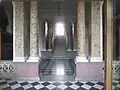 Vue de l'entrée, avec escalier principal.