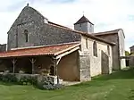 Vue d'ensemble, la façade et son porche.