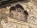 Au fronton du bâtiment de Hevra Kaddisha (1906-1908) de style néo-roman.