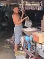 Un hachoir réduisant du poisson en purée.