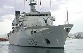 Le canon de 100&nbsp;mm de la frégate de surveillance Prairial scellé par une tape de bouche.